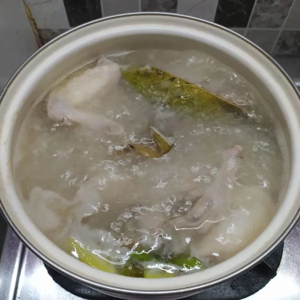 Masukkan tumisan bumbu dalam rebusan ayam, kemudian bumbui dengan garam dan kaldu bubuk, aduk rata sambil cicipi rasanya sesuai selera. Masak sampai ayam matang, lalu angkat ayam dan sisihkan (untuk ceker biarkan dalam panci).