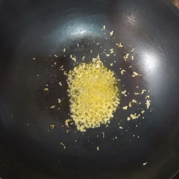 Panaskan minyak secukupnya, lalu tumis bawang putih cincang hingga harum.