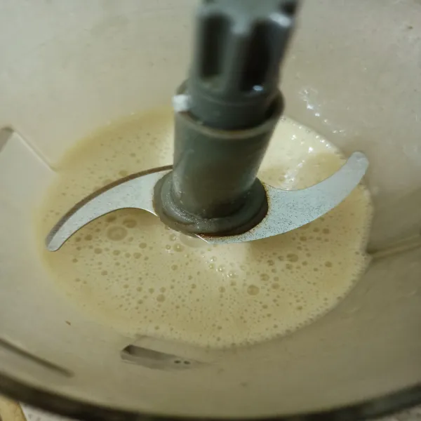 Blender tepung terigu, gula, telur, santan dan SKM sampe tercampur rata. Sisihkan.