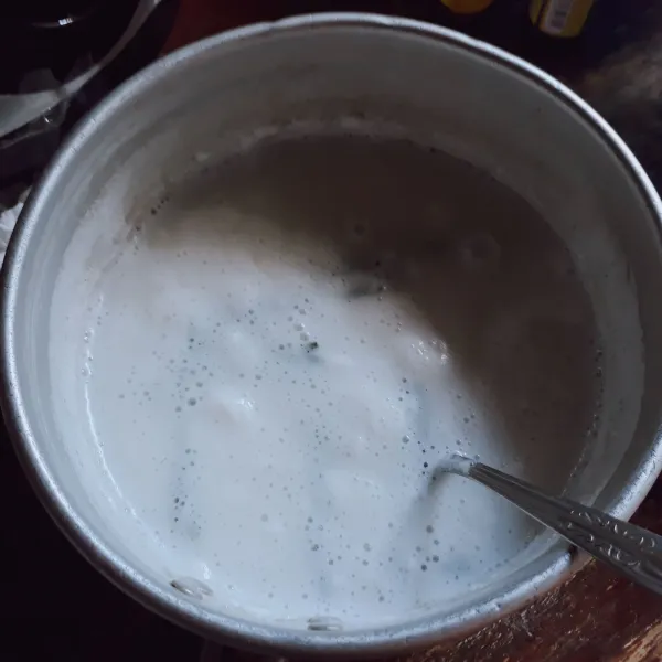 Rebus air, santan, garam, gula dan pandan hingga mendidih dan gula larut. Diamkan hingga hangat kuku.