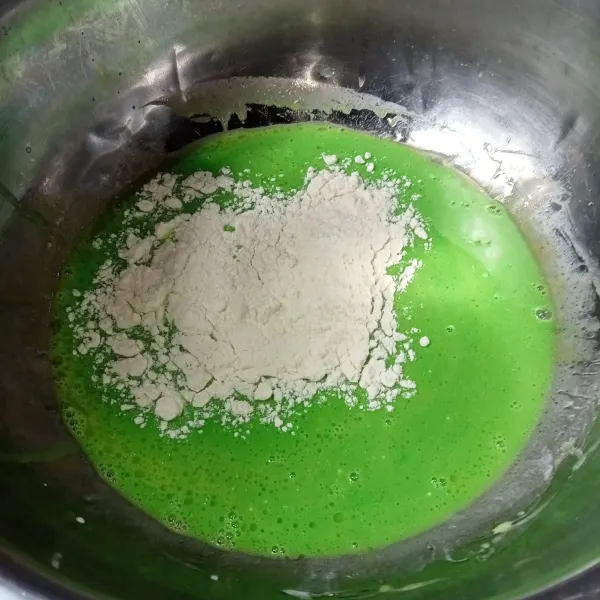 Kemudian masukkan tepung terigu dan aduk-aduk menggunakan whisk hingga tercampur rata serta tidak ada tepung yang menggumpal.