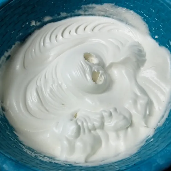 Kocok putih telur dan bila sudah mulai berbusa masukkan air jeruk nipis dan garam, masukkan gula pasir dalam 3 tahapan dan kocok hingga softpeak.