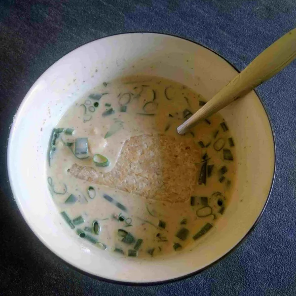 Celupkan menjes ke dalam adonan tepung lalu balur sampai rata.