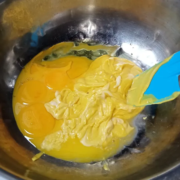 Campur kuning telur, minyak goreng, dan labu kuning yang sudah di haluskan, lalu aduk rata.