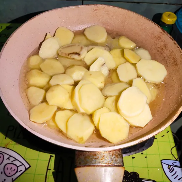 Langkah yang pertama cuci bersih kentang dan potong sesuai selera, lalu goreng hingga matang dan sisihkan.