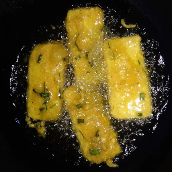 Goreng menjes sampai matang dan berwarna kuning keemasan. Angkat, tiriskan lalu sajikan.