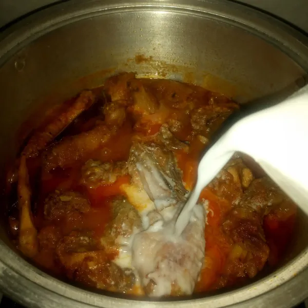 Tuang santan, masak sampai ayam empuk. Koreksi rasa dan matikan api.