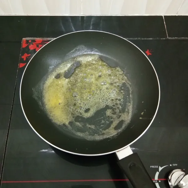 Lalu panaskan margarin di teflon.