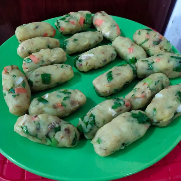 Kemudian bentuk perkedel ayam sesuai selera.