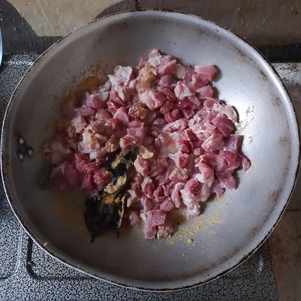 Masukkan daging kambing, masak hingga daging berubah warna.