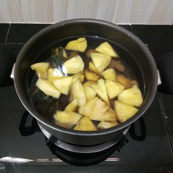 Lalu masukkan nanas dan masak hingga mendidih kembali.