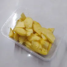 Siapkan nanas yang sudah dikupas dan dipotong kecil-kecil, kemudian blender sampai halus.