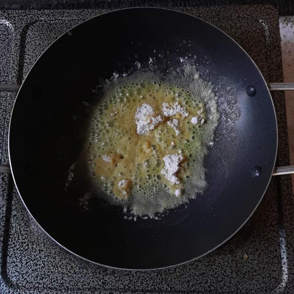 Lelehkan butter, beri tepung terigu, aduk rata.