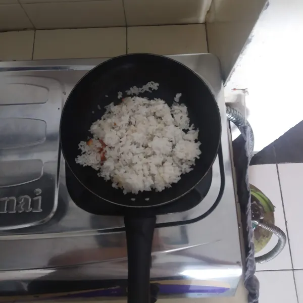 Masukkan nasi putih.