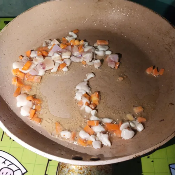Kemudian tumis potongan ayam dan wortel hingga matang, lalu sisihkan.