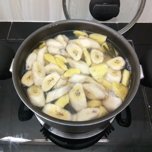 Masak hingga mendidih, gula larut dan pisang matang, lalu angkat.
