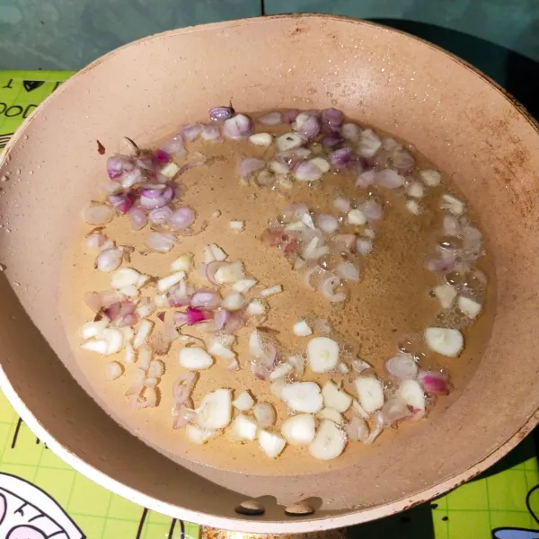 Kemudian goreng bawang merah dan bawang putih hingga matang, lalu sisihkan.