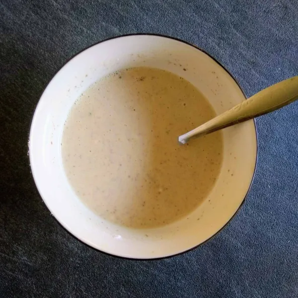 Campurkan semua bahan adonan tepung lalu aduk sampai larut dan tidak bergerindil.