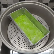 Panaskan kukusan sampai mendidih. Kukus adonan selama 30 menit. Angkat dan biarkan dingin dan set. (Saya kukus satu persatu, karena dandang tidak muat)