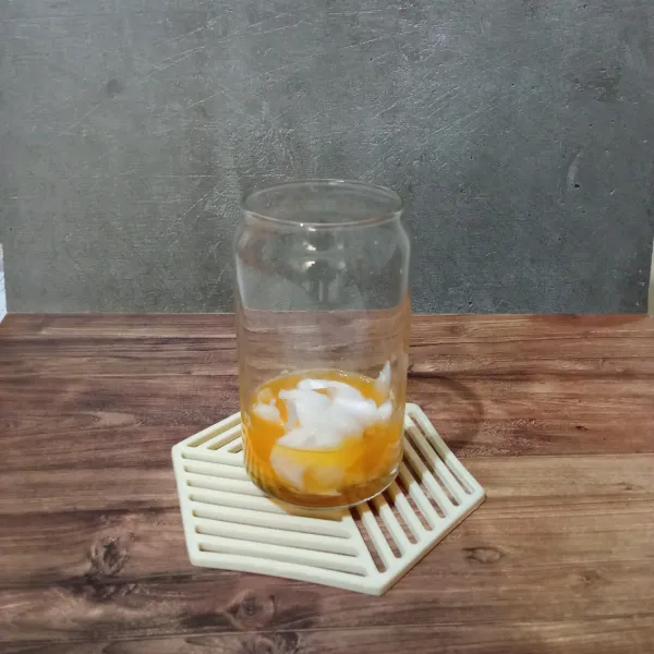 Selanjutnya masukkan daging kelapa muda.