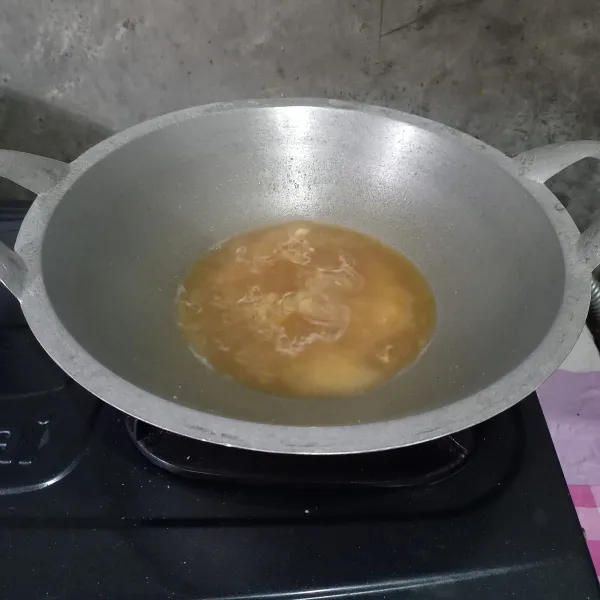 Masukkan air kaldu. Bumbui dengan garam, kaldu jamur, saus tiram dan kecap manis.