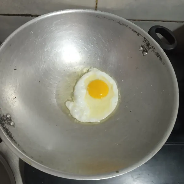 Panaskan minyak, pecahkan telur, beri sejumput garam. masak hingga matang.