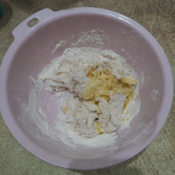 Kemudian masukan lelehan margarin, uleni kembali hingga kalis. Sisihkan, supaya tidak kering tutup dengan serbet.