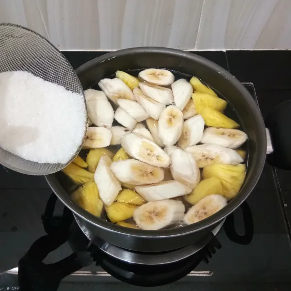 Kemudian masukkan pisang dan gula pasir, aduk rata.