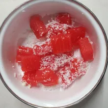 Potong dadu ongol-ongol, balur dengan parutan kelapa. Lakukan juga pada warna hijau dan kuning. Sajikan.