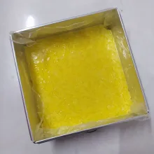 Beri masing-masing adonan dengan pewarna kuning, merah dan hijau. Oles loyang dengan minyak goreng, beri plastik. Tuang adonan 1 loyang satu warna.