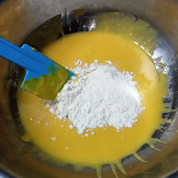 Kemudian masukkan tepung terigu dan aduk-aduk hingga tercampur rata serta tidak ada tepung yang menggumpal.
