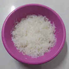 Rebus air sampai mendidih, masukkan mi bihun. Masak sampai bihun empuk tapi tidak lembek. Angkat dan tiriskan. Kemudian potong-potong pendek.