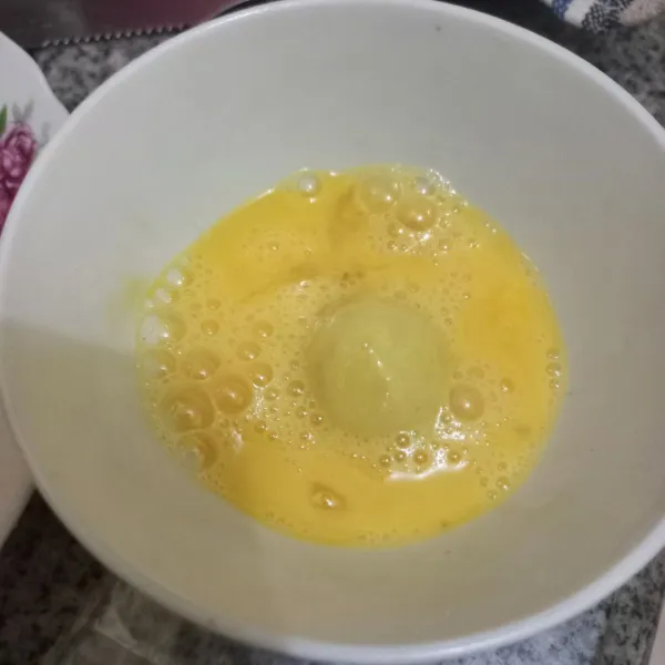 Lalu celupkan bulatan kentang pada kocokan telur.