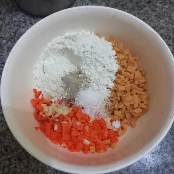 Potong dadu kecil wortel dan sosis, lalu campur dengan bawang putih cincang, tepung terigu, garam, kaldu jamur, dan merica bubuk, kemudian aduk rata.