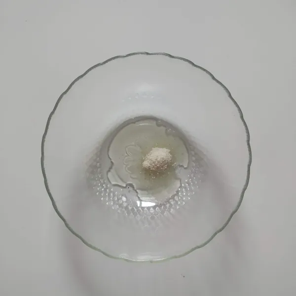 Siapkan mangkuk beri minyak bawang dan garam.