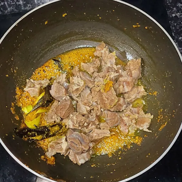 Masukan daging kambing, aduk rata.