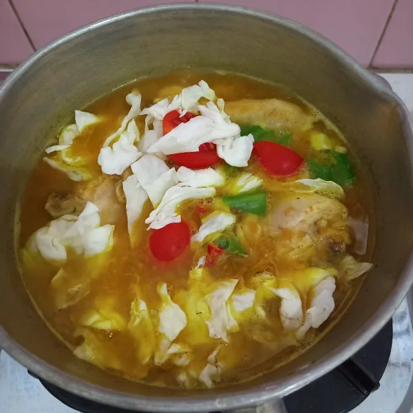 Masukan kol masak sampai agak layu, kemudian masukan tomat dan daun bawang, setelah matang angkat dan sajikan.