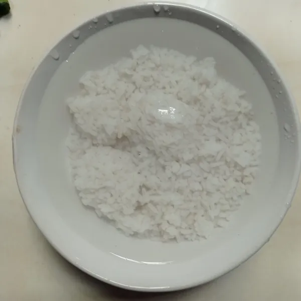 Rendam nasi sisa selama minimal 2 jam