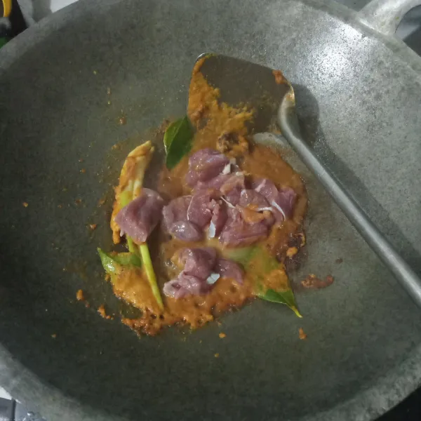 Kemudian masukkan daging dan aduk-aduk hingga berubah warna.