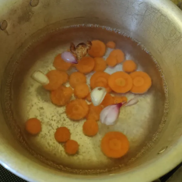 Lalu masukkan wortel dan masak selama 5-10 menit (tingkat kematangan sesuai selera).