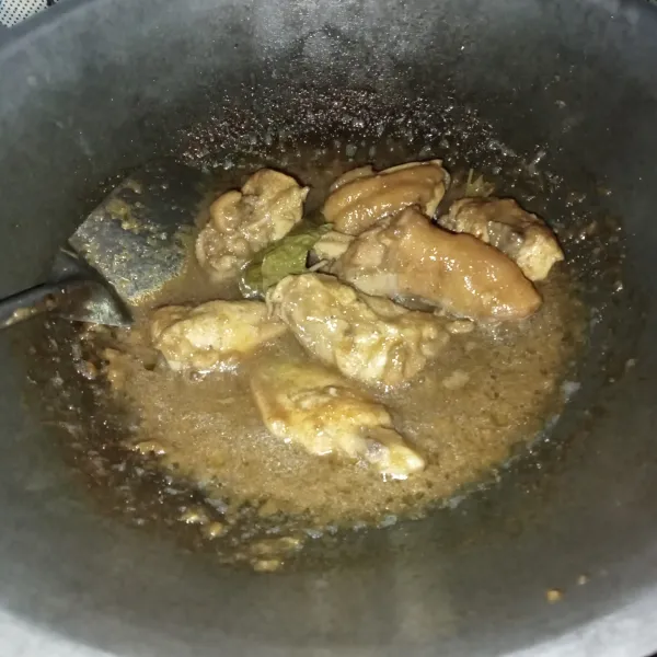 Masak hingga ayam matang dan kuah menyusut, lalu cicipi rasanya dan jika sudah pas siap untuk disajikan.