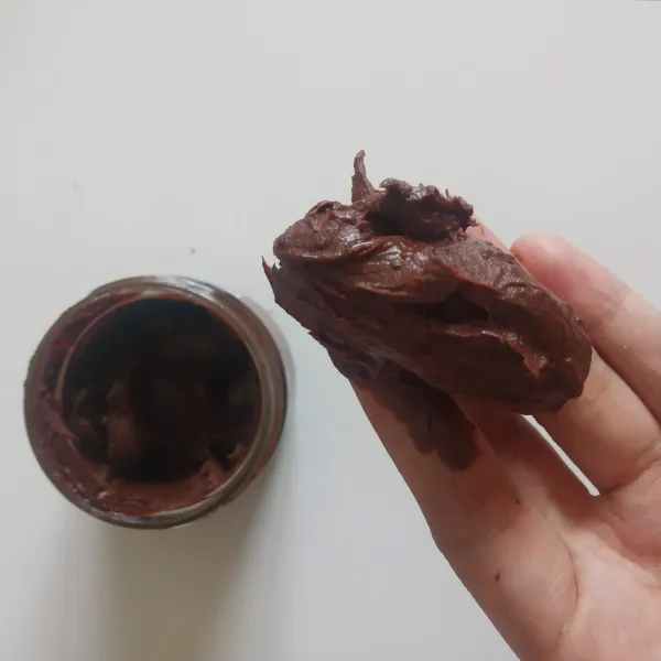 Oleskan cokelat diatas permukaan kurma.