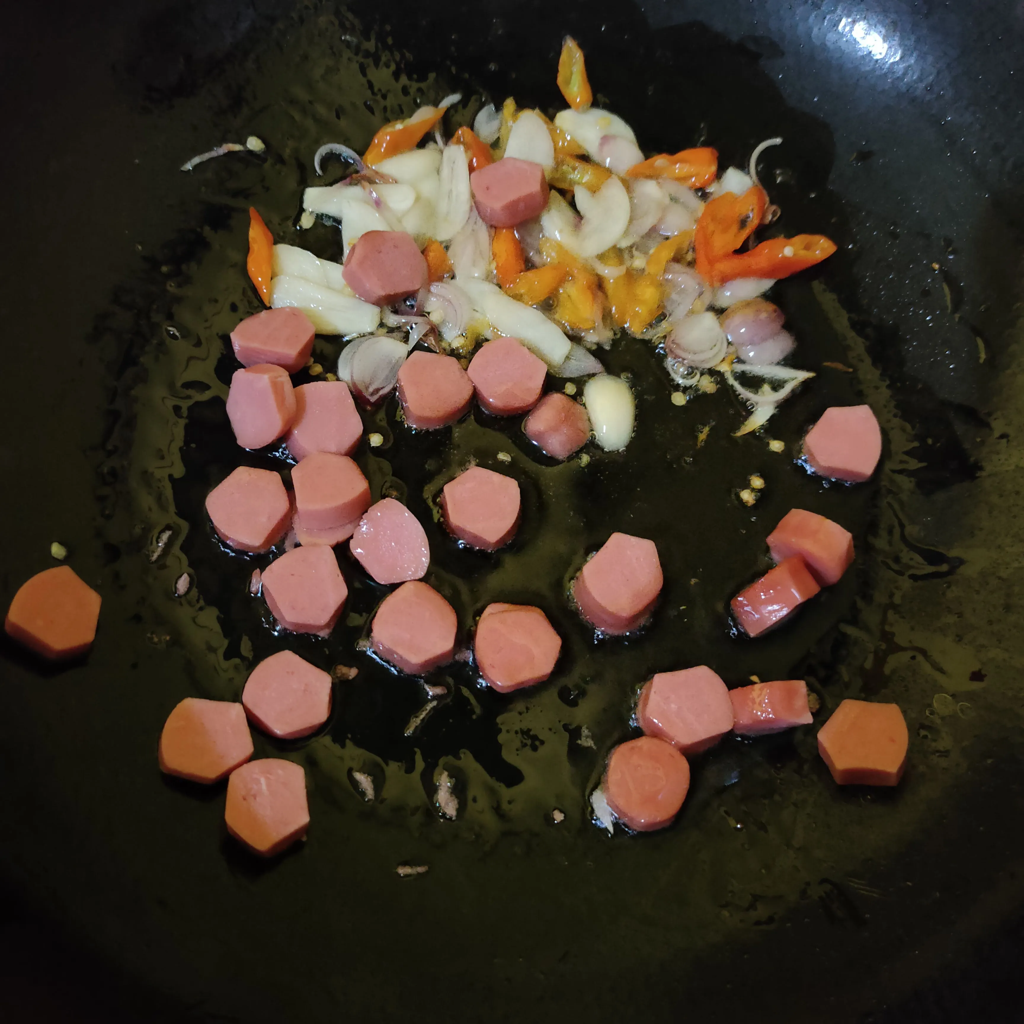 Step 1 Tumis Telur Sosis Taoge