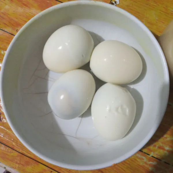 Rebus telur hingga matang, kemudian kupas.