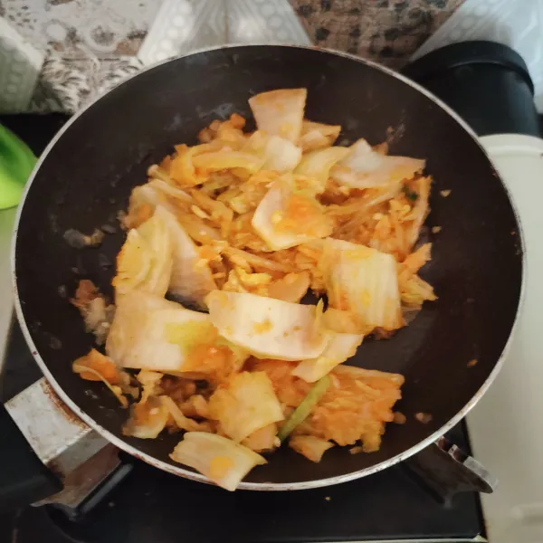 Masukan kimchi, masak sebentar hingga kimchi matang.