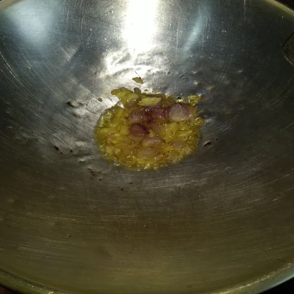 Panaskan minyak goreng, tumis bawang merah dan bawang putih sampai layu.