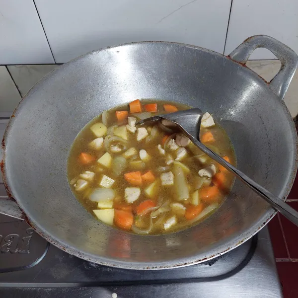 Selanjutnya masukan kentang kemudian wortel, tambahkan 1½ gelas air