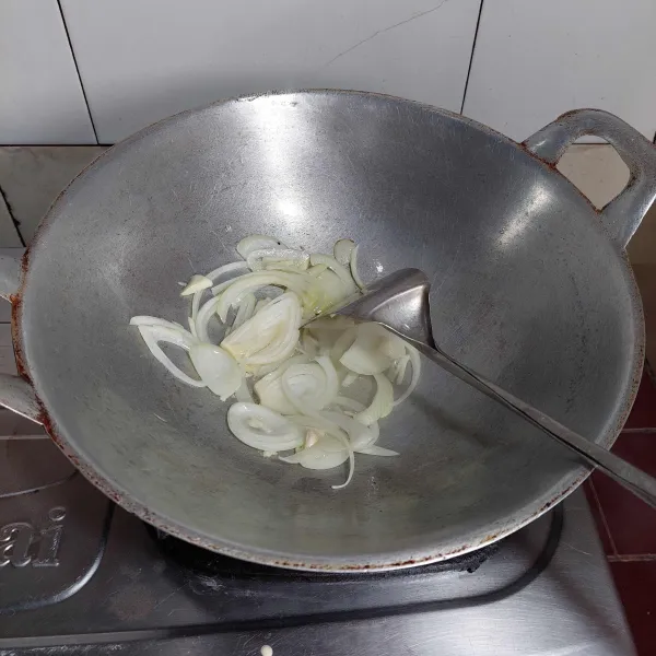 Tumis bawang bombai dan bawang putih