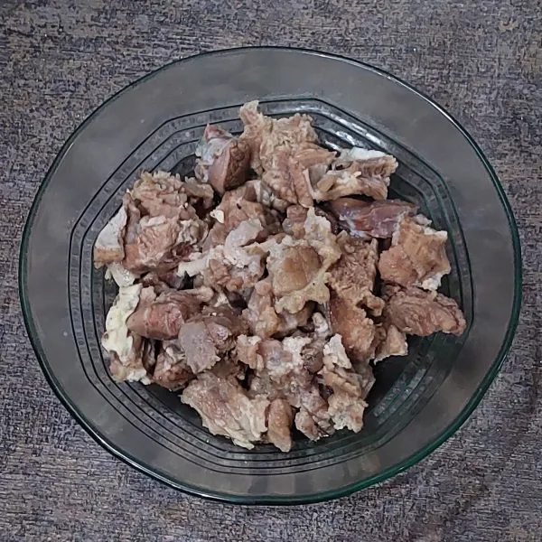 Potong2 daging kambing. Rebus daging dengan garam dan daun salam hingga matang. (Saya presto selama 30 menit)