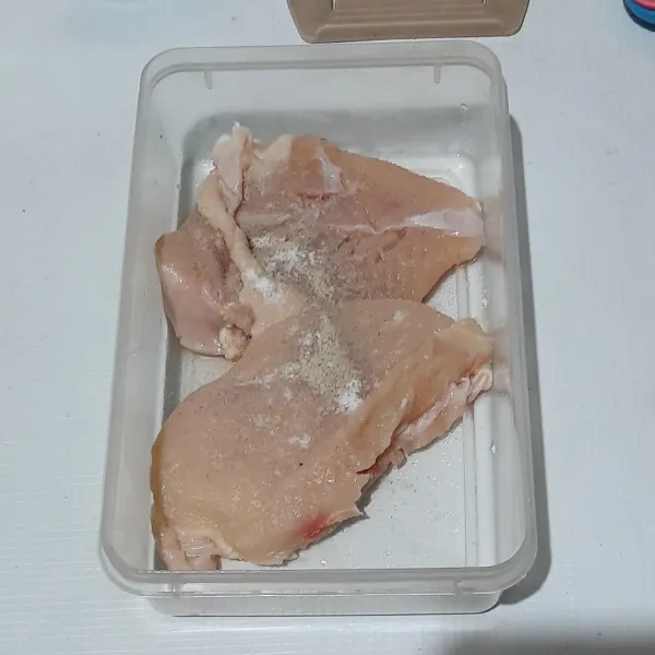 Belah daa ayam jadi 2 bagian lalu lumuri dengan garam dan lada diamkan selama 30 menit